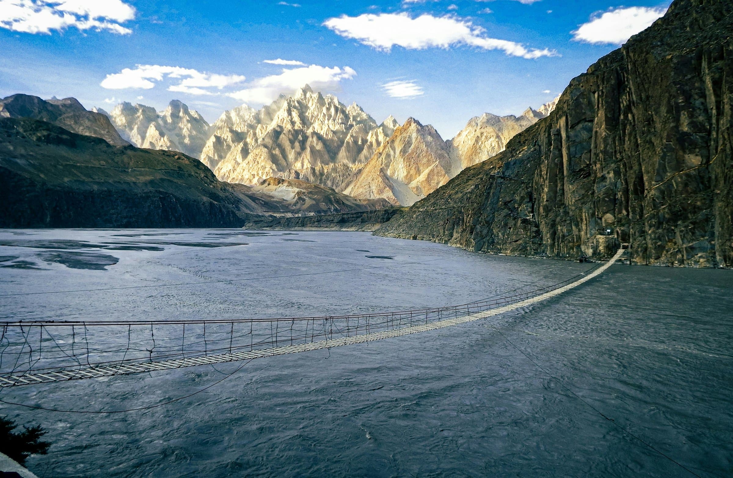 Snow-covered peaks. Ancient forts. Turquoise lakes. Perfect for nature lovers.